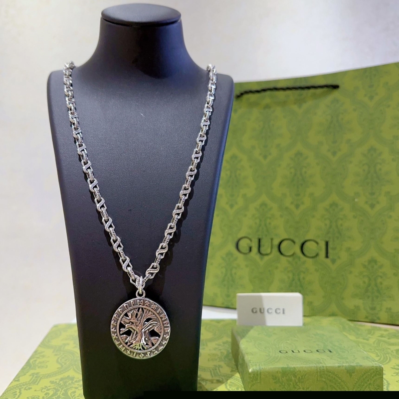 G*u*i necklaces